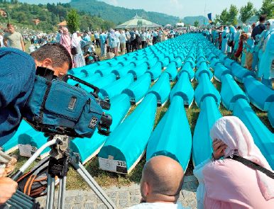 Begräbnis von Arno Gisinger, aus der Serie Hotel Jugoslavija, Srebrenica, Juli 2006 Opfern des Massakers von Srebrenica, Gedenkstatte Potočari, Juli 2006